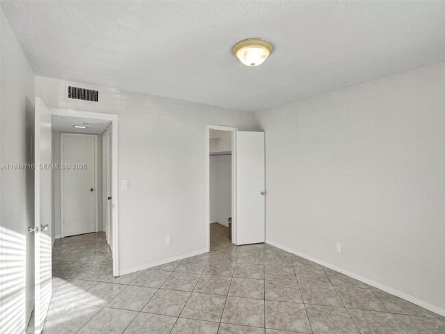 Building Photo - 1100 NE 9th Ave