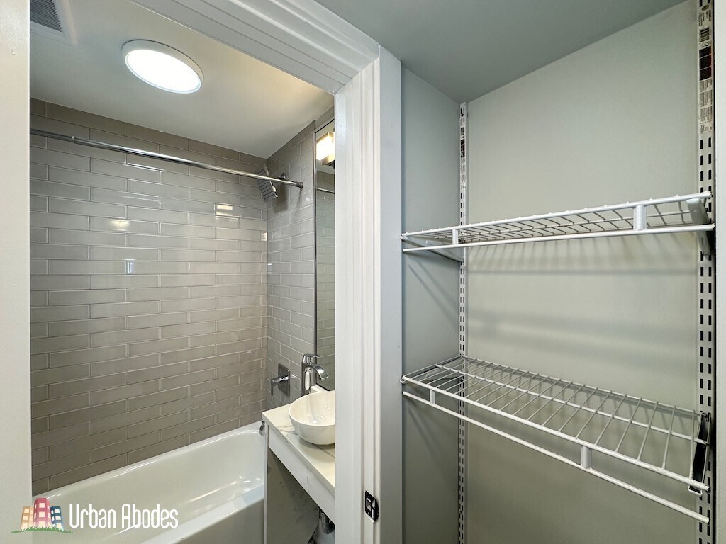 Building Photo - 515 W Belmont Ave