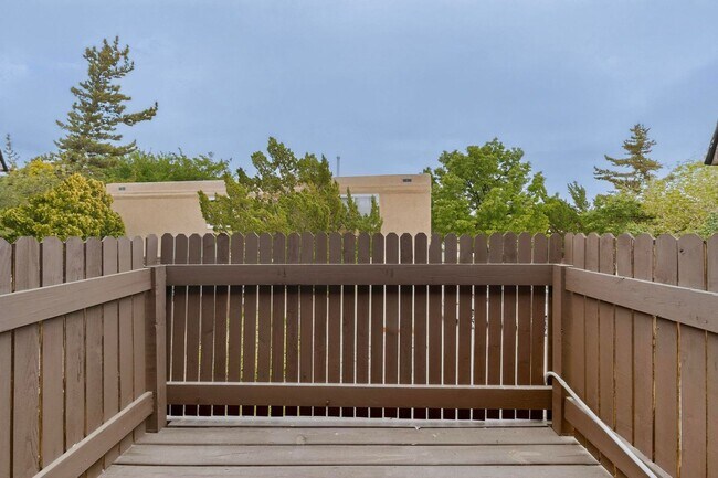 Building Photo - NE Affordable 2/BD 1/BA 1/CG 2nd Story NE Condo