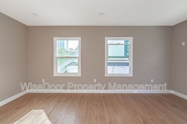 Building Photo - 1510 N Durant St