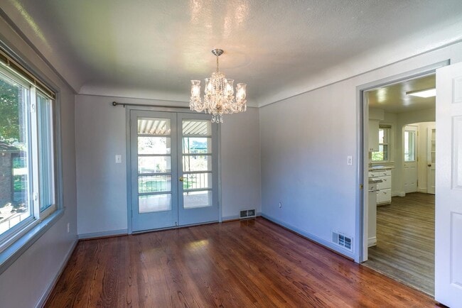 Building Photo - Spacious 4 Bedroom on Upriver Drive