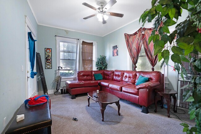 Building Photo - Charming Historic 2BR Apartment with Garag...