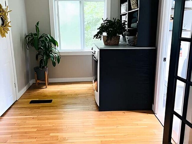 Building Photo - 252 Windsor St