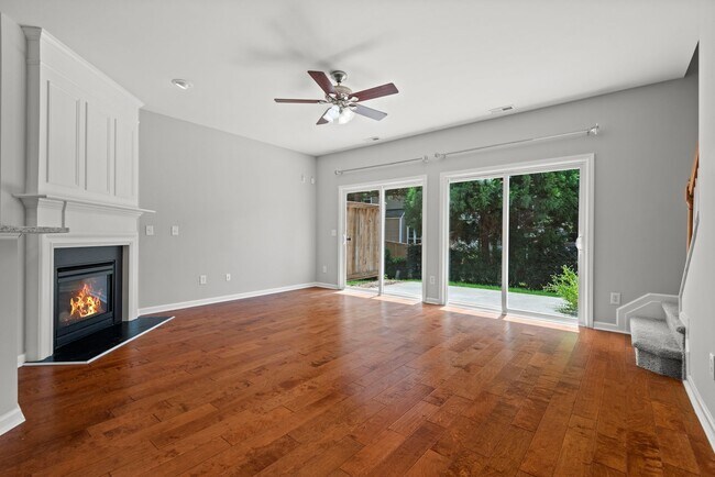 Building Photo - Fantastic end unit townhome: Available July 10th