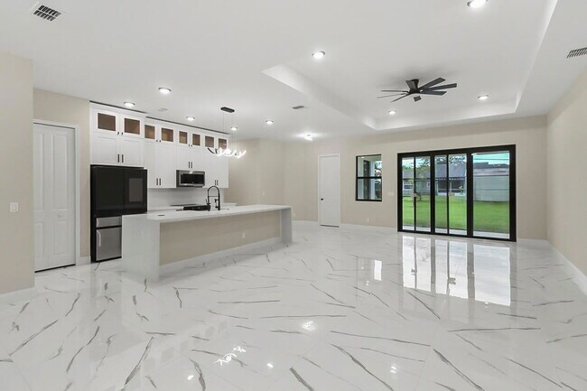 Building Photo - 1143 SW Estaugh Ave