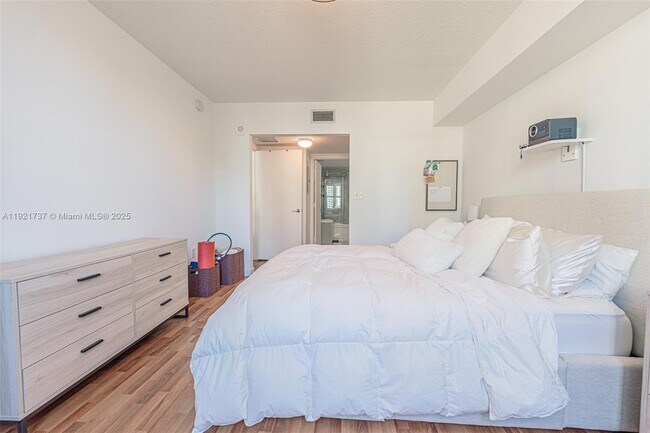 Building Photo - 31 SE 5th St