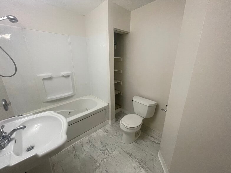 Building Photo - 2330 Parkland Ave