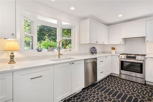 Building Photo - 140 Connection St