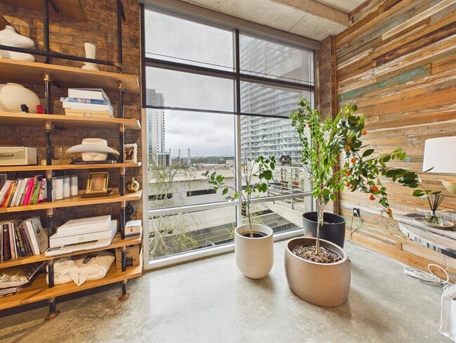 Building Photo - 800 W 5th St