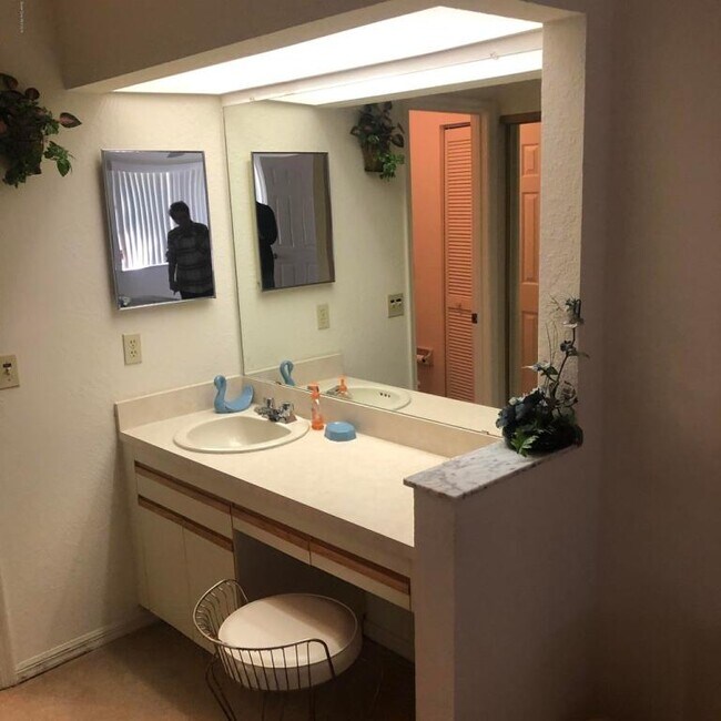 Building Photo - 1209 Country Club Dr