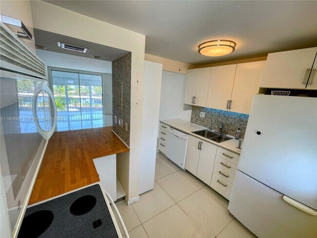Building Photo - 2859 Leonard Dr