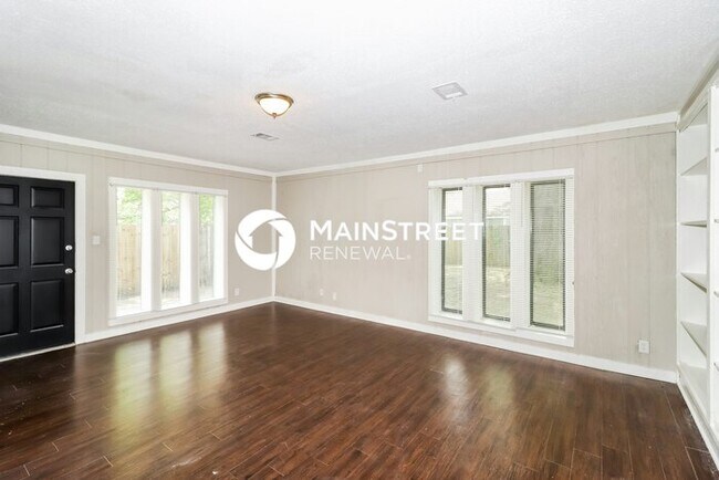 Building Photo - 4 Bedroom Pet-Friendly Home in Memphis, TN with Main Street Renewal