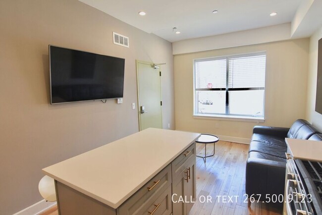 Building Photo - Beautiful bi-level 2 bed, 2 bathroom unit ...