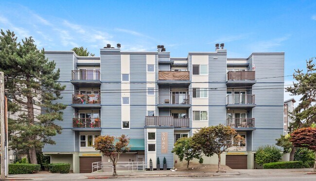 Building Photo - Location, Location!! 2-bedroom Condo in Ma...