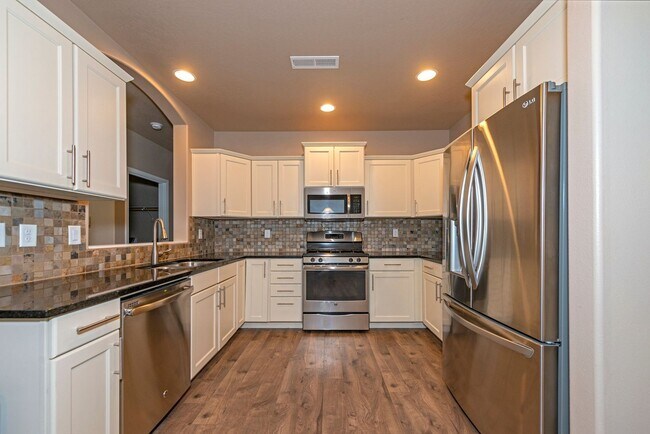Building Photo - CHECK OUT THIS SPACIOUS CRAFTSMAN STYLE HOME IN ASPEN RIM!!