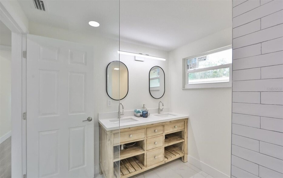 Building Photo - 2028 N Betty Ln