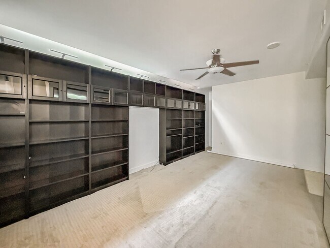 Building Photo - Stunning 2B+Den/2BA Condo in Downtown San ...