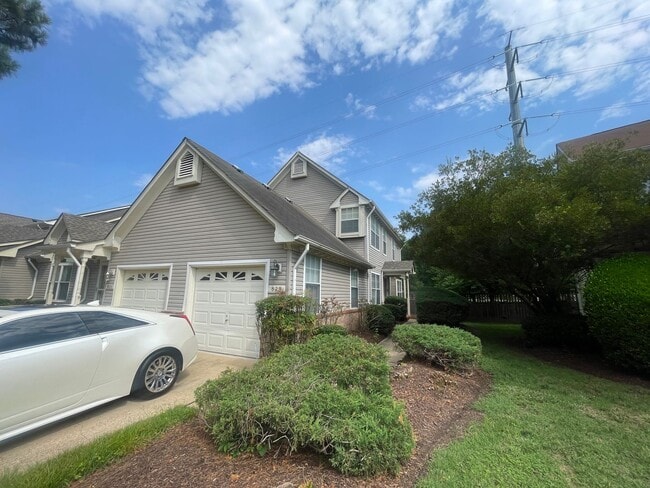 Building Photo - VERY NICE END UNIT TOWNHOME