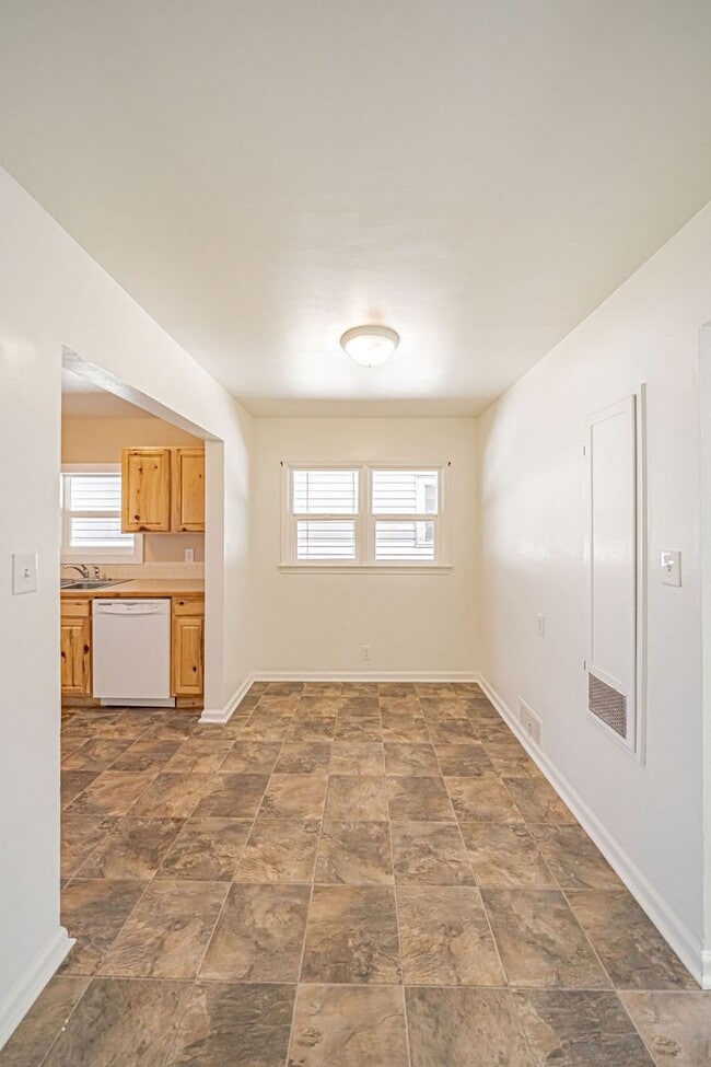 Building Photo - 3 bed 1 bath home recently renovated.