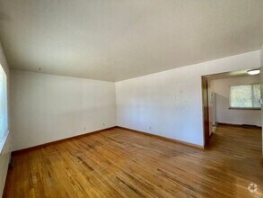 Building Photo - Spacious 3 Bedroom, 1.5 Bathroom Home in G...