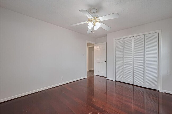 Building Photo - 8045 Ridgeview Dr