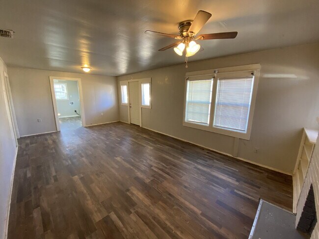 Building Photo - Spacious 2 Bed 1 Bath!