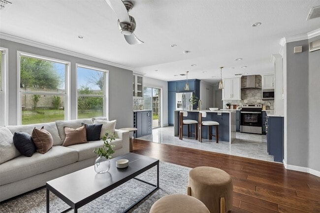 Building Photo - 320 S Mesa Verde Way