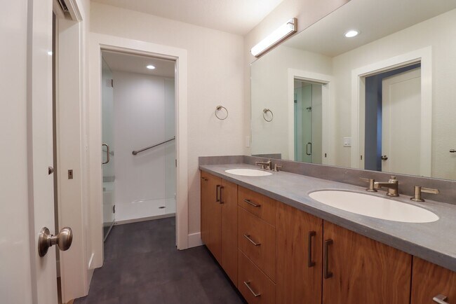 Building Photo - FULLY RENOVATED 3 BEDROOM, 2 BATHROOM TOWN...