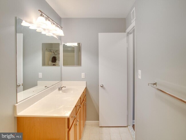 Main Bathroom - 11710 Olde English Dr