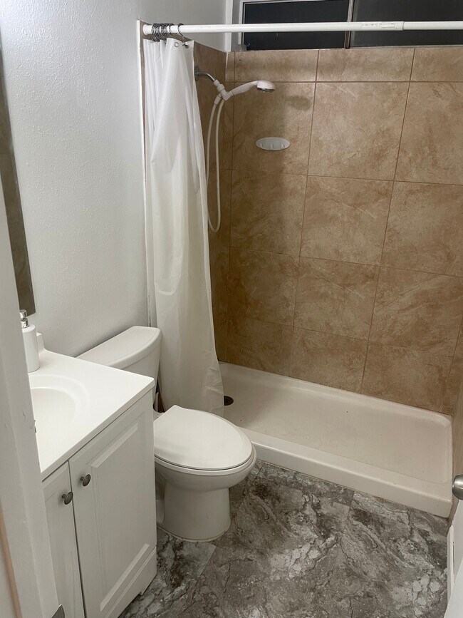 Building Photo - 424 W Wilson Ave