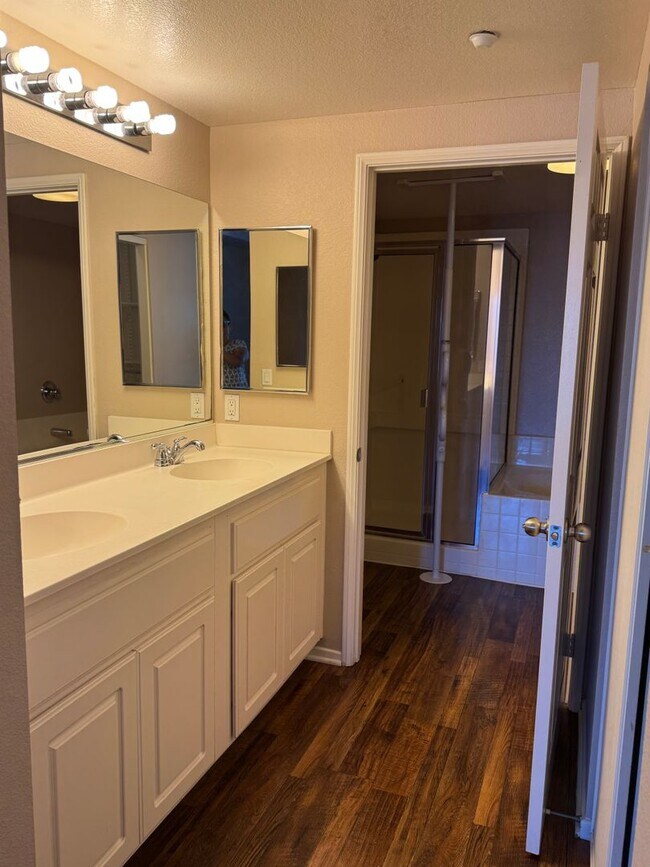 Building Photo - Spacious 2 bedroom 2 bath ground floor uni...