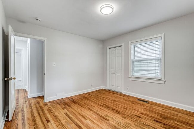 Building Photo - 2 Bed, 2 Bath in the Garden Homes neighborhood of Greensboro!