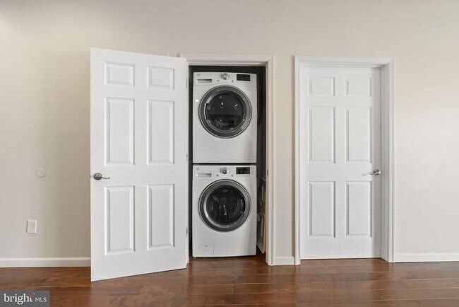 Building Photo - 118-20 Richmond St