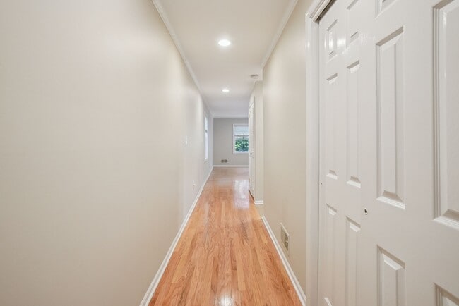 Building Photo - 8A Heritage Dr