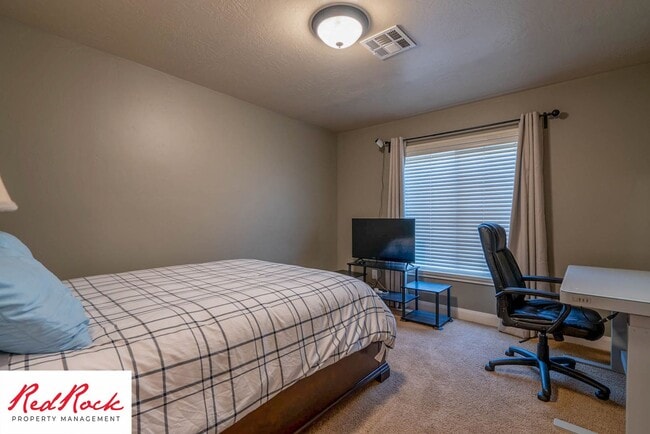 Building Photo - Move In Special- $500 Off First Month's Rent! 3 Bedroom, Fully Furnished Home.