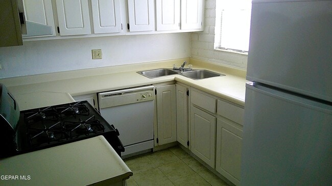 Building Photo - 3022 E Glen Dr