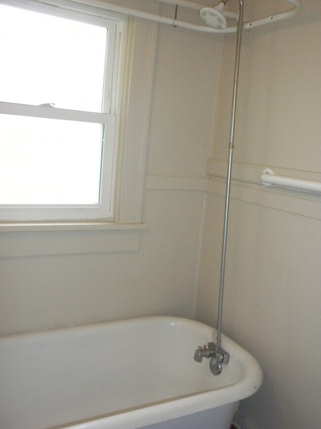 Building Photo - 2 bedroom/1 bathroom home