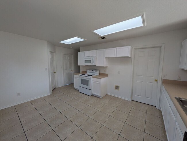 Building Photo - Fresh and Clean in New Braunfels!!