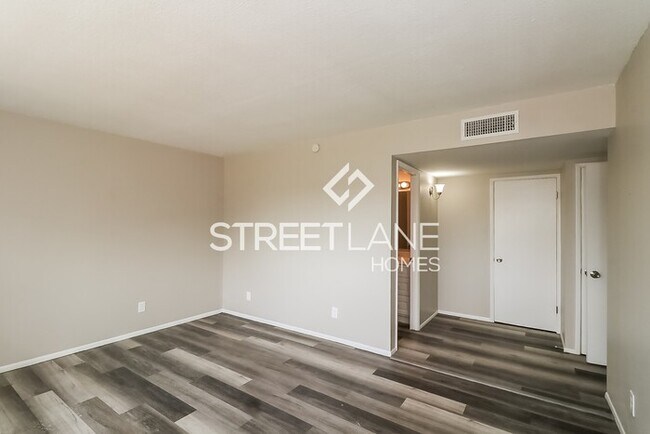 Building Photo - Charming 4 bedroom POOL home in Phoenix!