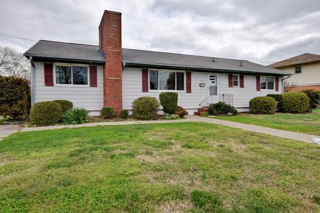 Building Photo - 609 Birch Dr