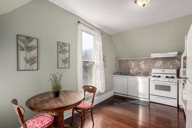 Building Photo - Lovely Victorian duplex for rent 2 bed / 1 bath