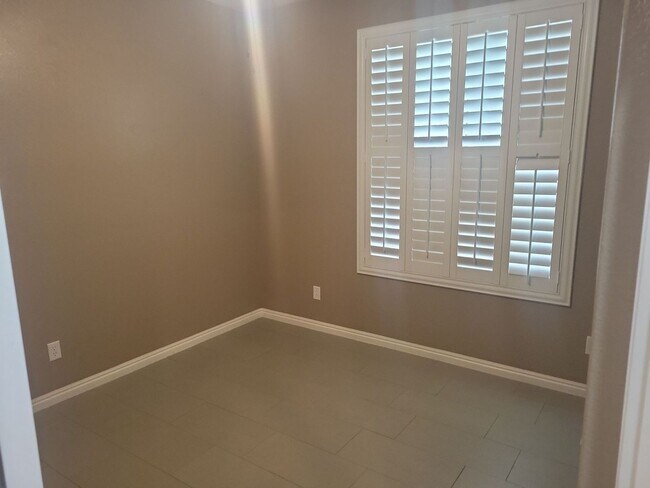 Building Photo - Spacious 3 Bedroom Home with Garage & Soak...