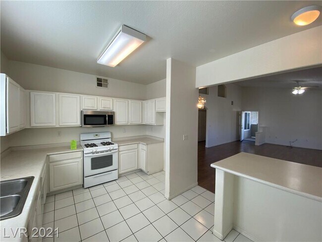 Building Photo - 6156 Pine Villa Ave