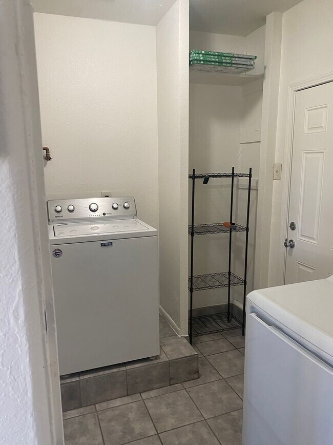 Building Photo - Sweet 4 bd, 2 bath, 2+car garage near MidTown