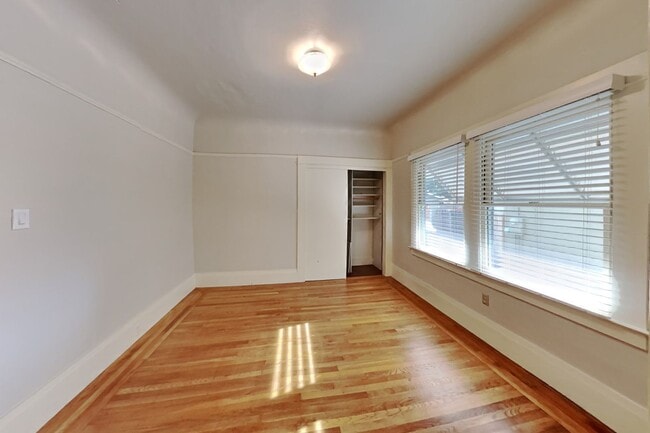 Building Photo - Charming Lank Park Bungalow
