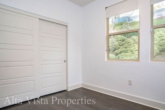 Building Photo - Beautiful Townhome centrally located in Mi...