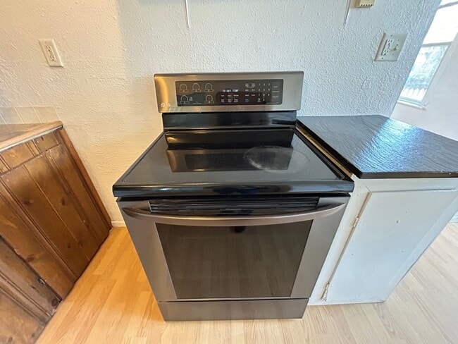Building Photo - 2 Bed 1 Bath Large House with Fenced Yard and Washer Dryer Hookups