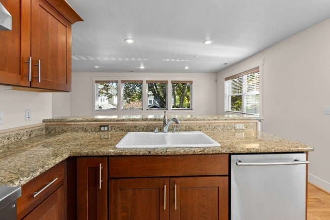 Building Photo - 2bd/1.75Ba Seattle Townhouse