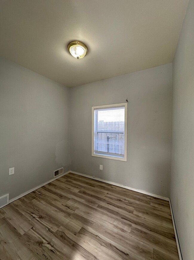 Building Photo - UPDATED 3 BR/1 BATH CENTRALLY LOCATED IN GREEN BAY