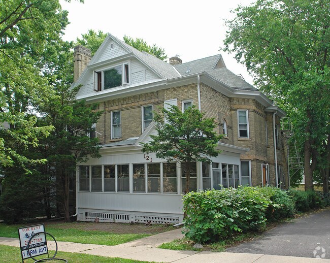 Primary Photo - 121 E Gilman St